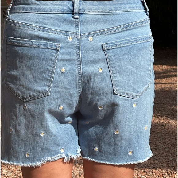 Style & Co women’s size 10 shorts, EUC, High Waisted, embroidered with daisies!! - Picture 8 of 9